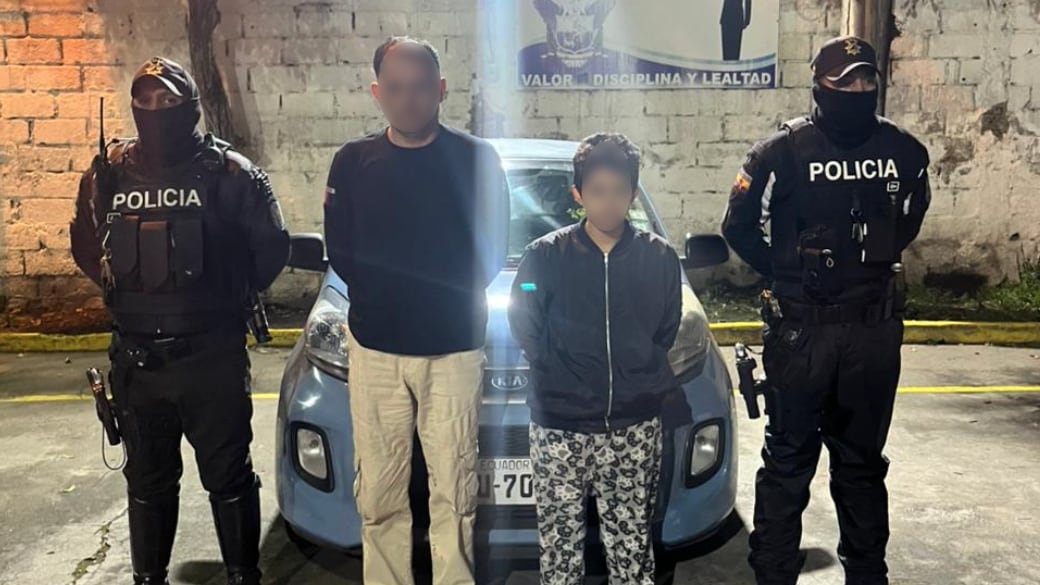 Circulaban en Quito con una pistola y un cuchillo con sangre; en la cajuela guardaban una chompa ensangrentada. Foto: Policía Nacional