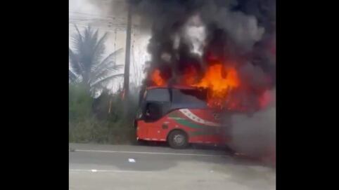 Bus de pasajeros es calcinado por las llamas en Quinindé.