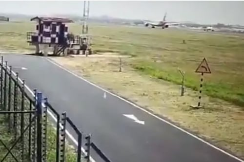 Impactante video muestra el despegue y trágico choque del avión en India