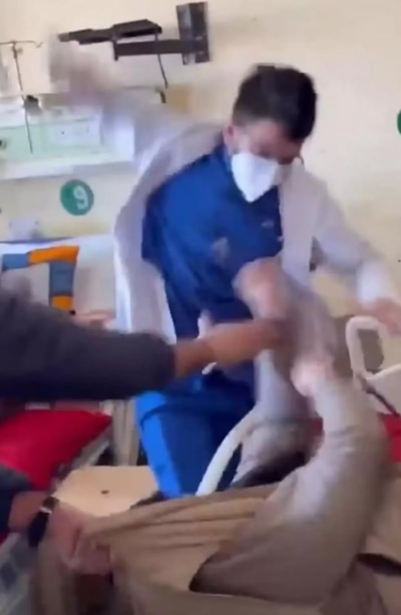 El aterrador momento en que un médico es captado golpeando repetidamente a un paciente indefenso en la cama
