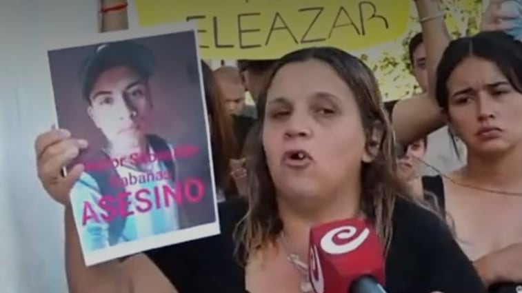 Se enteró de que su ex se iba a casar y asesinó al novio a machetazos frente a su hijo