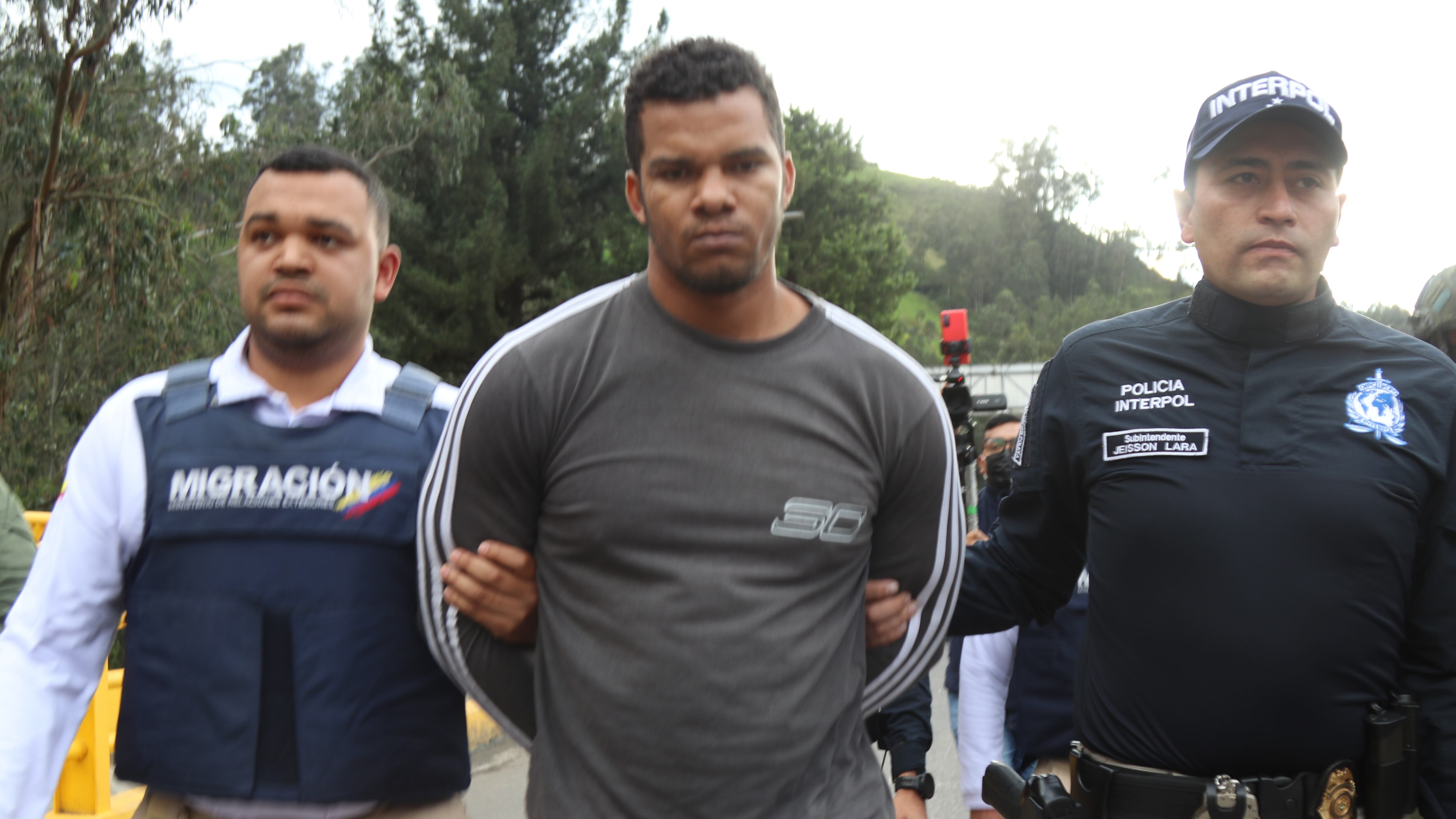 Ecuador entrega a Colombia al líder del Frente Oliver Sinisterra, disidencia de las FARC