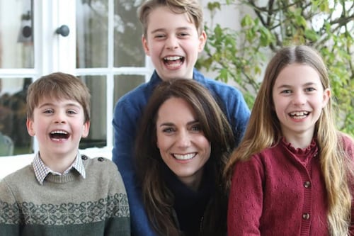 Los 16 errores de edición que hay en la polémica foto de la princesa Kate Middleton junto a sus hijos