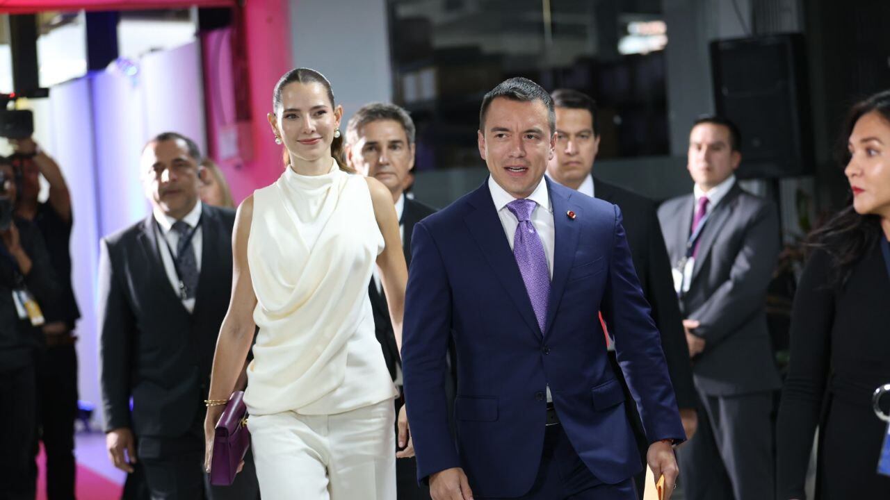 Daniel Noboa entrando al debate presidencial 2025