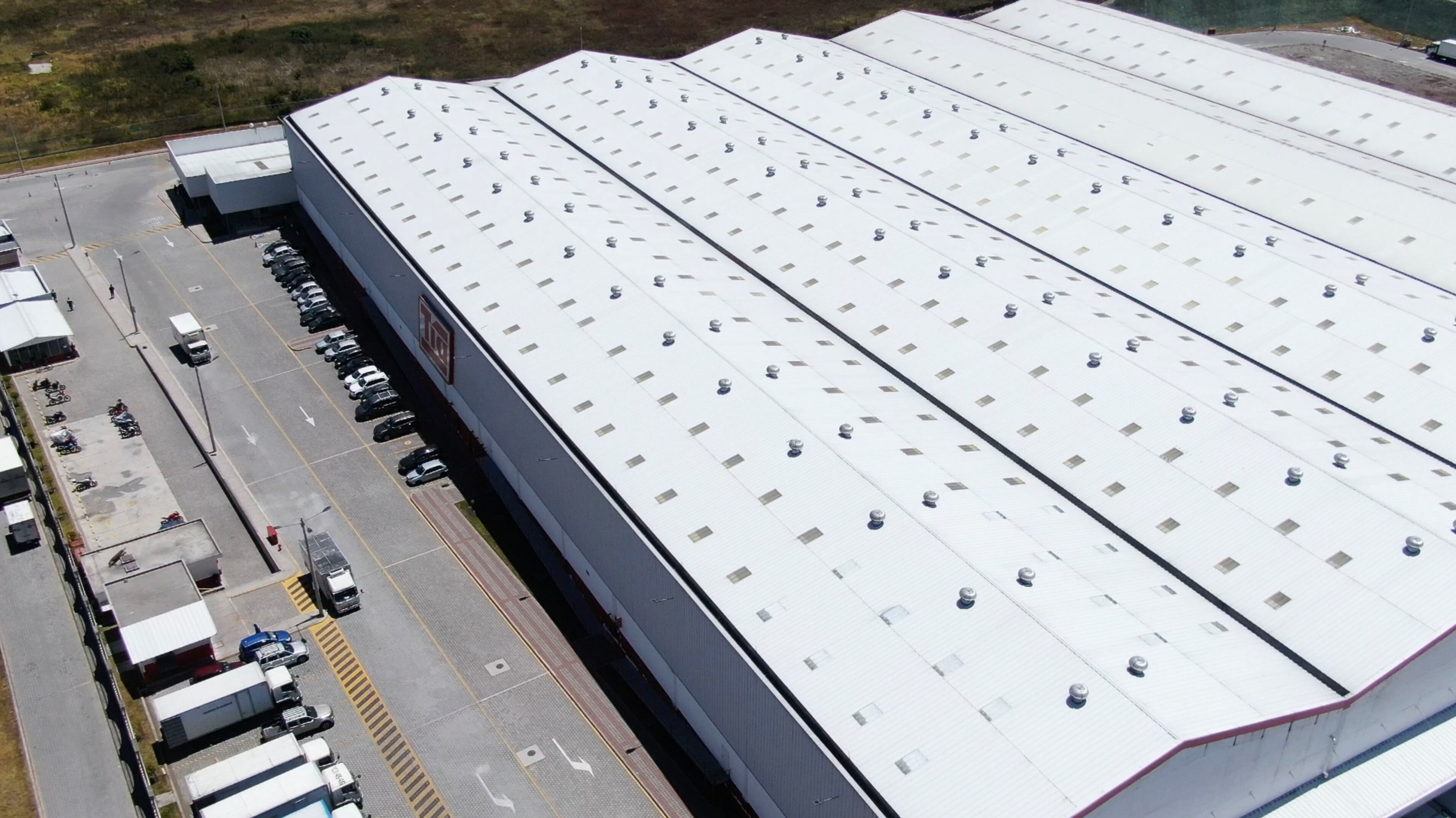 Vista aérea del proyecto fotovoltaico que impulsa Almacenes Tía.