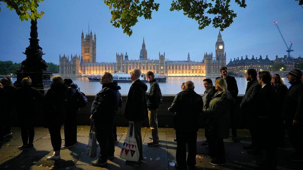 Hasta 24 horas duran las personas en la cola