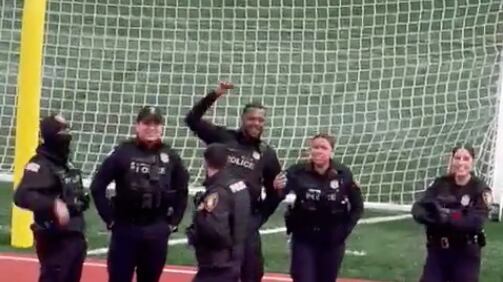 La reacción de policías cuando hinchas de Barcelona cantaron barra ofensiva en New Jersey.