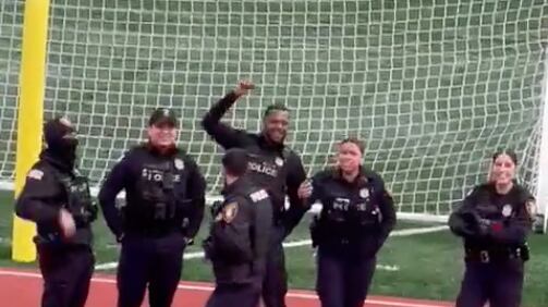 La reacción de policías cuando hinchas de Barcelona cantaron barra ofensiva en New Jersey.