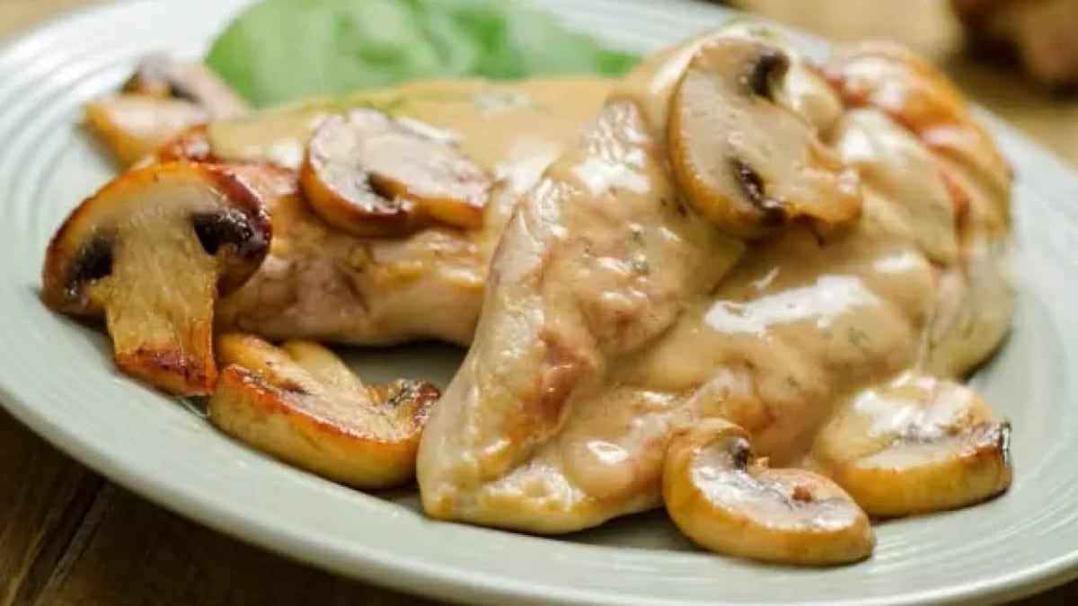 Pollo en salsa de champiñones