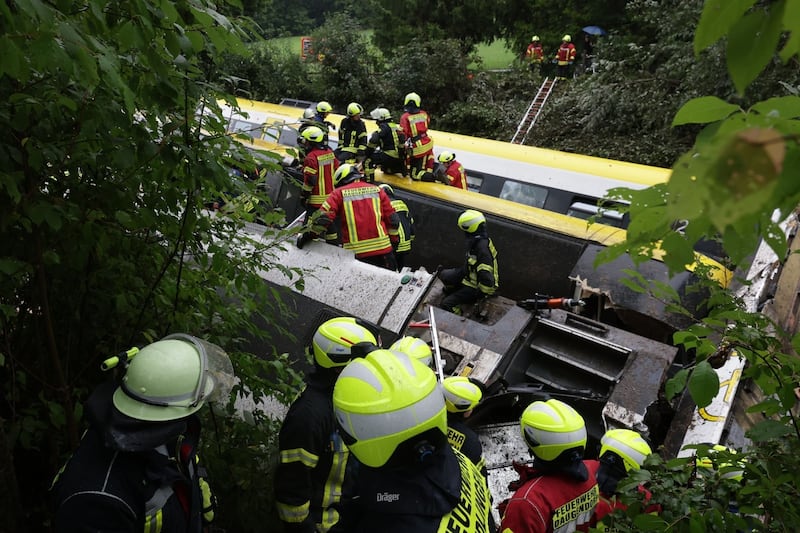 Tragedia ferroviaria en Alemania: tren con 100 pasajeros se descarrila