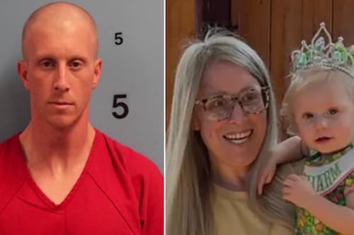 Acusan a un hombre de asesinar a su hermana gemela y a su sobrina de un año y medio