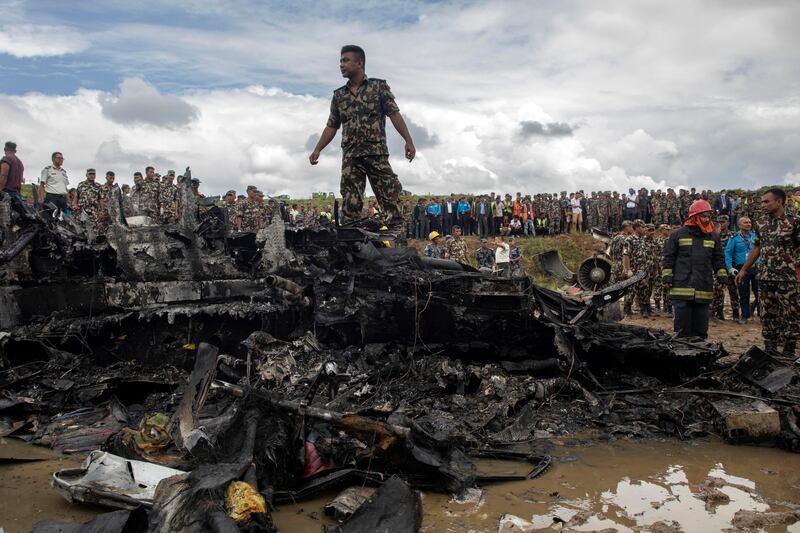 Avión con 19 personas a bordo se estrella en Nepal