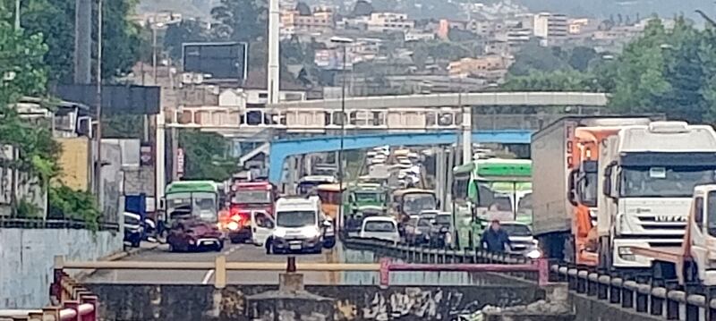 La Autopista General Rumiñahui hoy se convirtió en escenario de caos tras registrarse dos accidentes de tránsito .