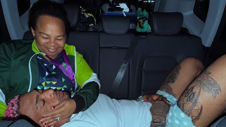 Michael Morales regala un vehículo a su madre.