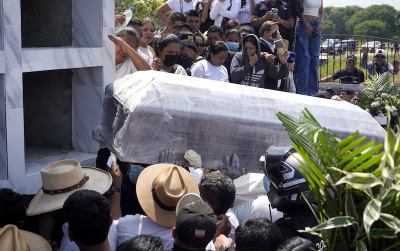 Daule, Guayas, viernes 05 de junio del 2026
Los restos de los 8 desaparecidos, fueron enterrados en el Cementerio General Juan Bautista Aguirre del recinto Los Tintos. 
Fotos: César Muñoz/API