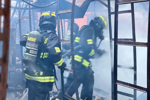 Incendio en fábrica abandonada en el norte de Quito dejó daños materiales