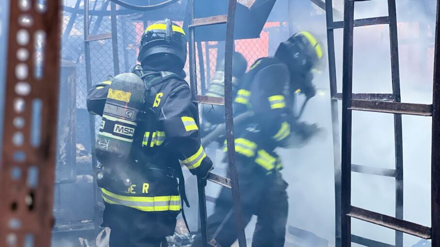 Incendio en fábrica abandonada en el norte de Quito dejó daños materiales