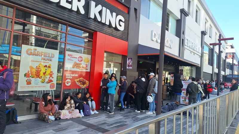 Largas filas para comprar entradas al concierto de Aventura en Quito