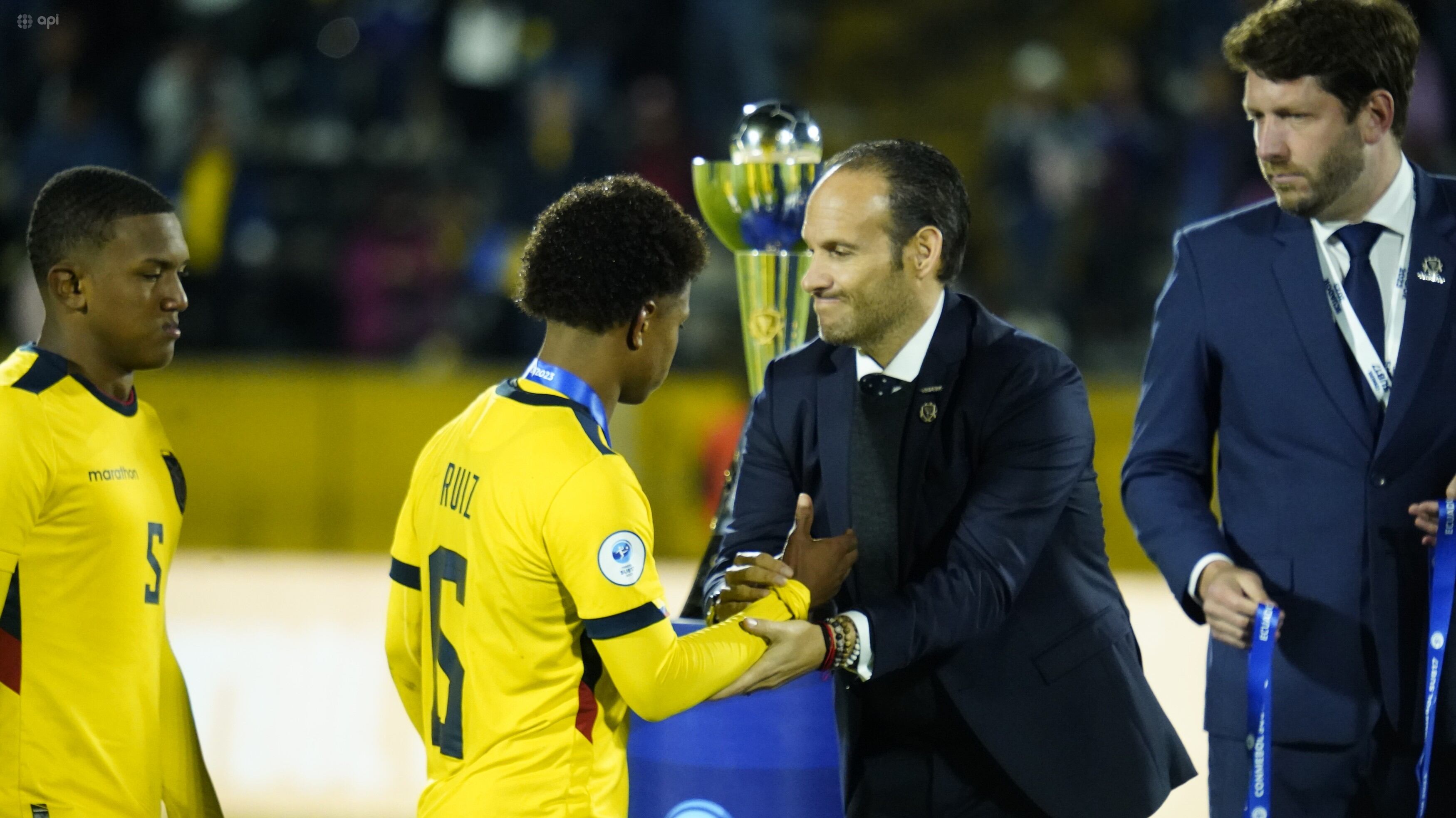 Elkin Ruiz recibe la medalla con Ecuador en el Sudamericano Sub 17