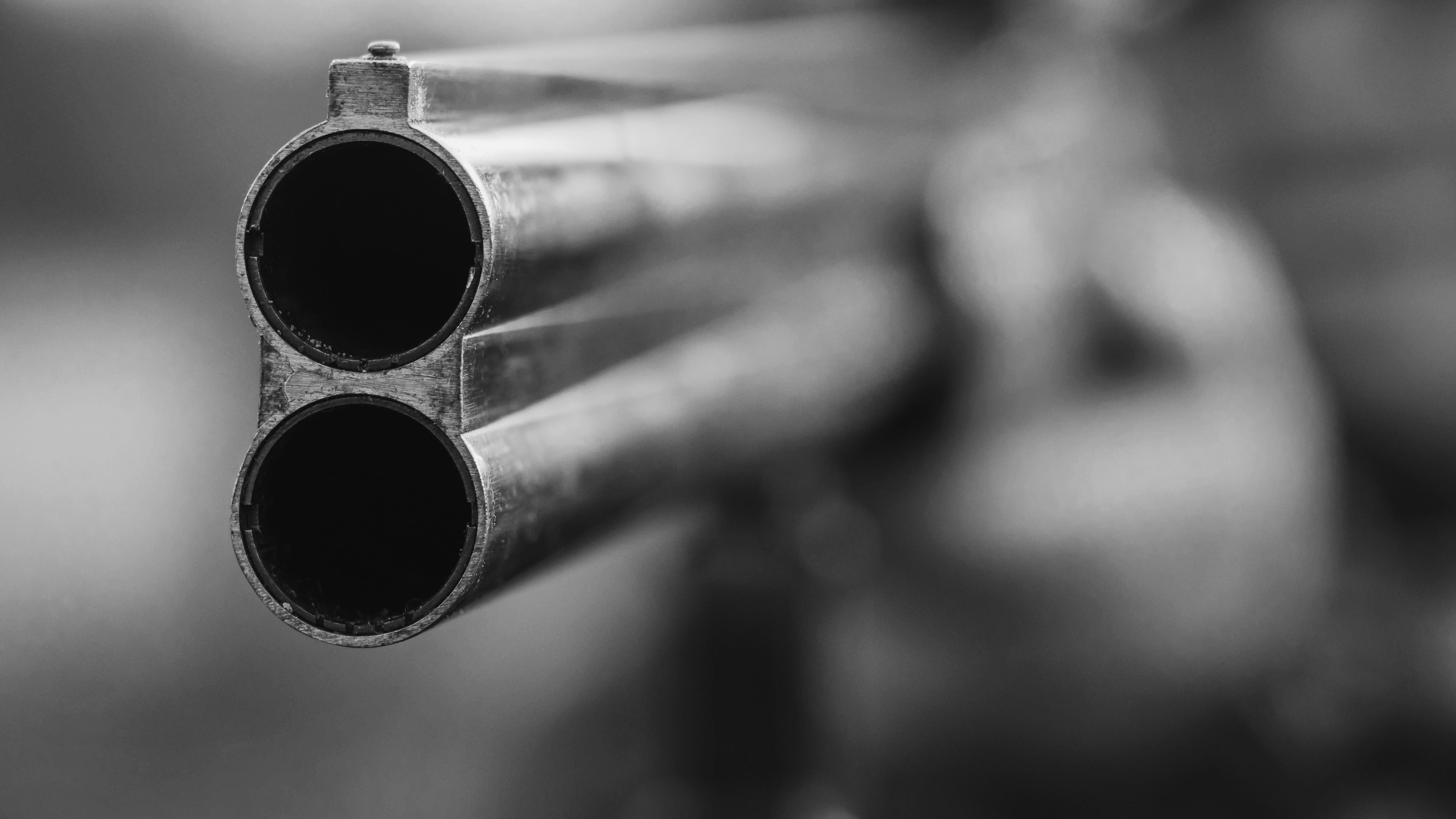 Primer plano de una escopeta de caza de dos cañones.