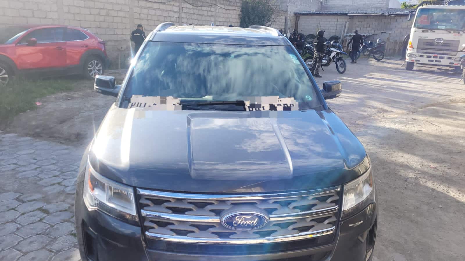 Así fue como Policía descubrió un taller que ocultaba vehículos de alta gama robados en Calderón.