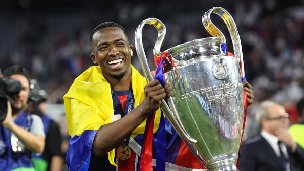 Willian Pacho puede conseguir siete títulos en el 2025.