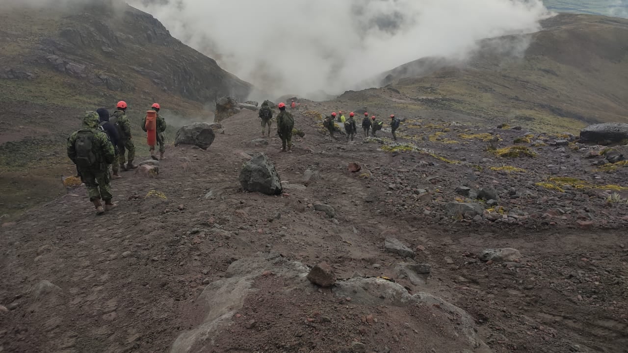 Militares y rescatistas operan en la zona de los Ilinizas durante la búsqueda de Patricio Factos.