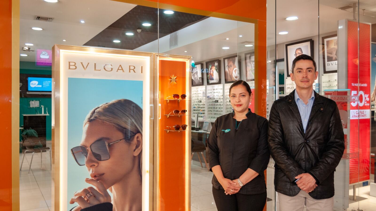 Mónica Loja, Asesora Comercial de Óptica Los Andes; y Sergio Olivo, Jefe de Marketing de Óptica Los Andes.