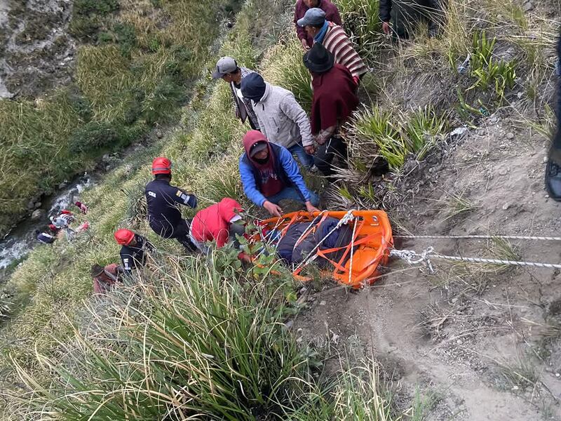 Trágico accidente en Ambato: Cinco fallecidos y cuatro heridos tras caída de una camioneta por una pendiente
