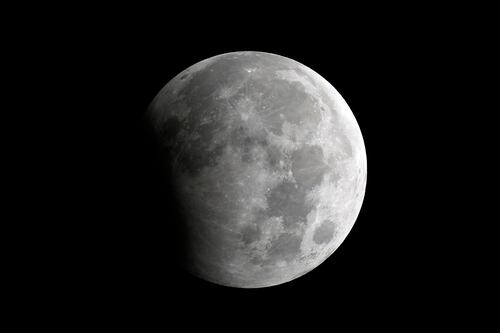 Las prácticas durante el eclipse lunar para liberarse de las vibraciones negativas y centrarse en lograr el triunfo