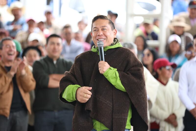 Gobernador Carlos Amaya interrumpe discurso en evento oficial para atender llamada de su esposa