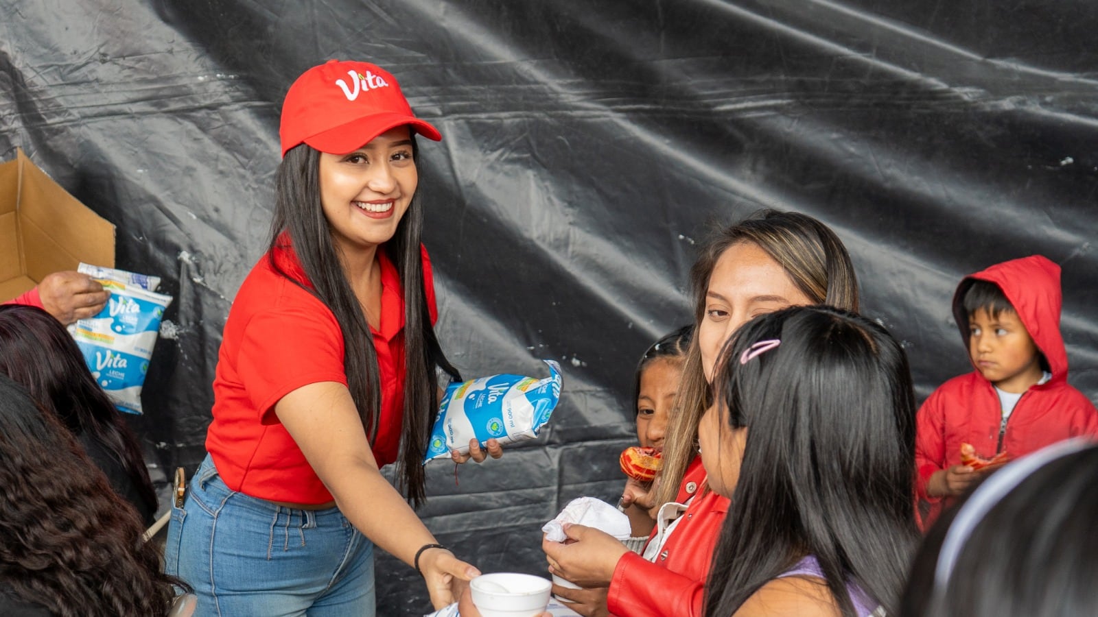 Colaboradores de Vita Alimentos se movilizan en una jornada solidaria con la Cruz Roja