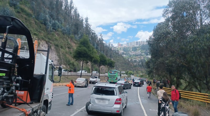 Múltiple accidente de tránsito en la avenida Simón Bolívar deja varios heridos en Quito
