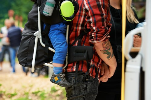 Bebé cayó 15 metros en montaña tras desprenderse mochila en la que lo llevaban