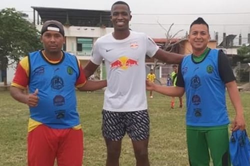 Periodista francés visita Quinindé para conocer la tierra de Willian Pacho