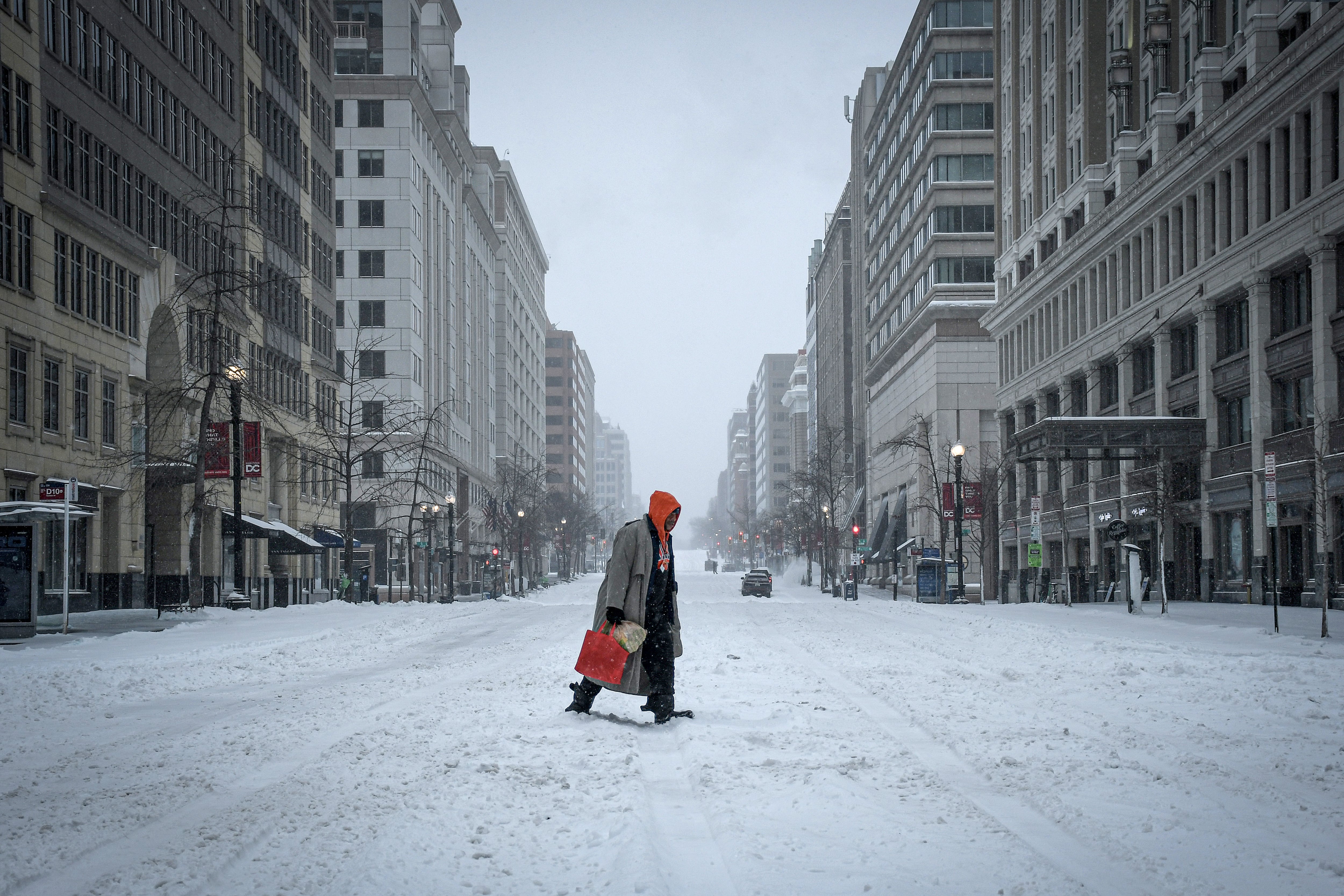 FOTODELDÍA AME8325. WASHINGTON (ESTADOS UNIDOS), 25/01/2026.- Una persona camina durante una nevada este domingo, en Washington (Estados Unidos). La gran tormenta de hielo y nieve que ha afectado a dos tercios de la geografía estadounidense ha dejado este domingo a más de 700.000 hogares, principalmente en estados del sur, sin suministro eléctrico. EFE/ David Toro