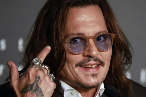 Johnny Depp presume su nueva dentadura después de que sus dientes ‘podridos’ se volvieran virales