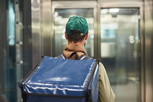 Usaba una mochila de delivery para transportar marihuana en Cuenca, según Fiscalía