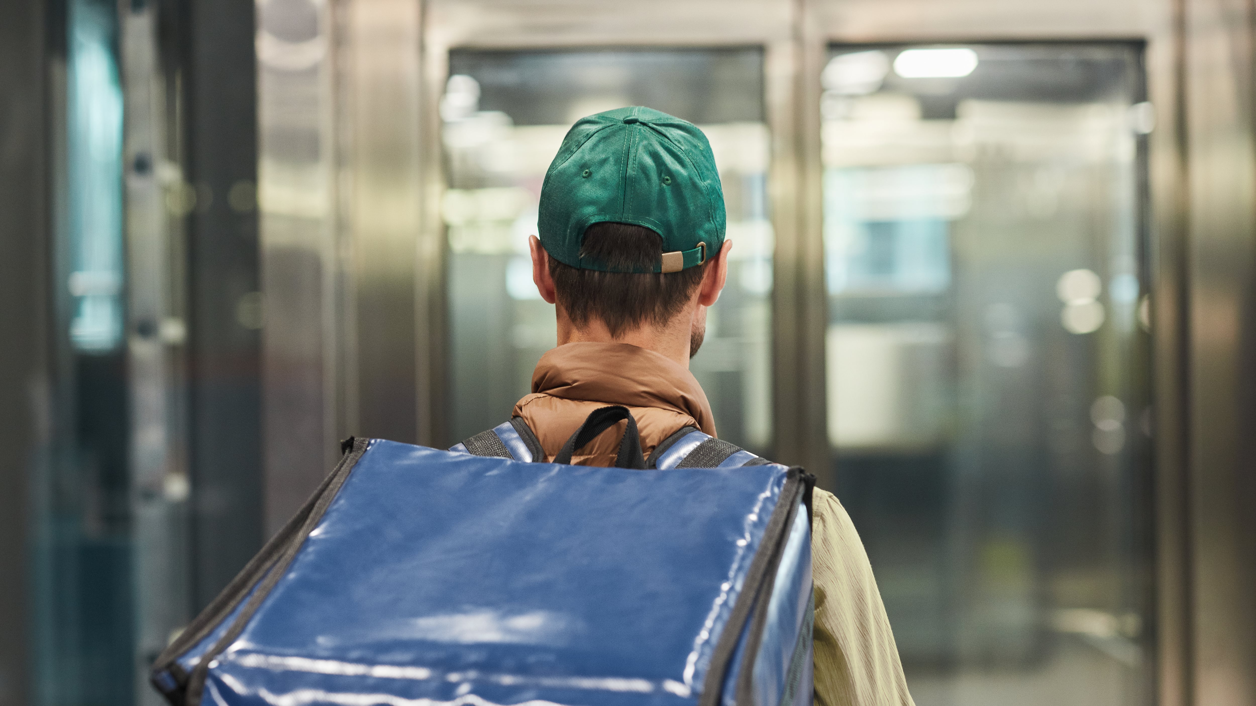 Usaba una mochila de delivery para transportar marihuana en Cuenca, según Fiscalía