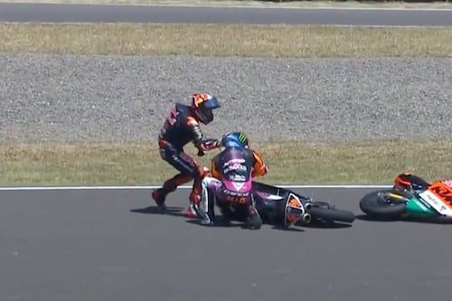¡Al estilo Will Smith! Piloto de Moto3 cachetea a rival por derribarlo