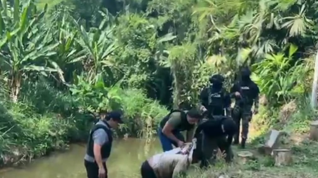 Capturan a alias ‘Caballo’ tras intentar huir por un río en Santo Domingo de los Tsáchilas