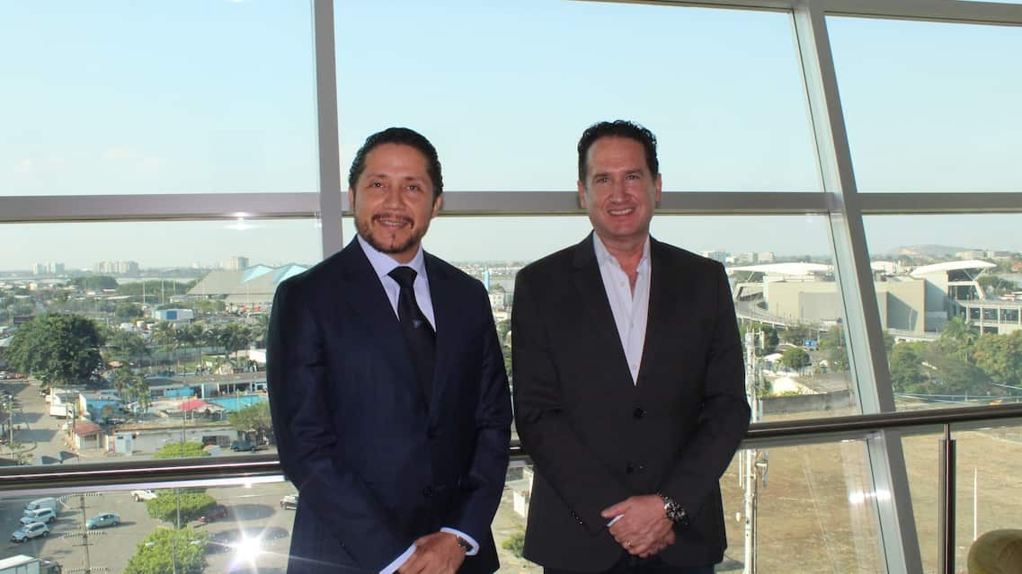 El CEO del Holiday Inn, Jorge Morales, mostró algunas de las áreas del hotel al CEO de Metro Ecuador.