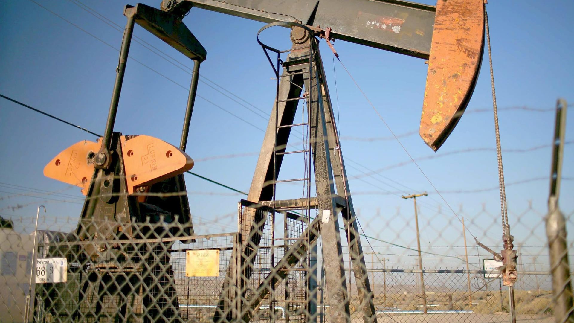 El brent sube un 2,67 % y cierra por encima de 103 dólares en su semana más volátil en años