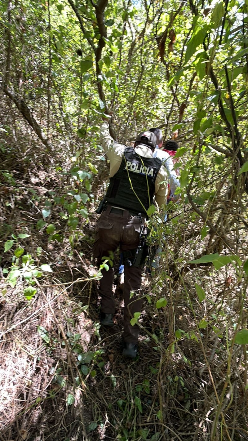 Policía evitó tragedia en el puente del Chiche, en Quito: rescatan a hombre que intentó quitarse la vida