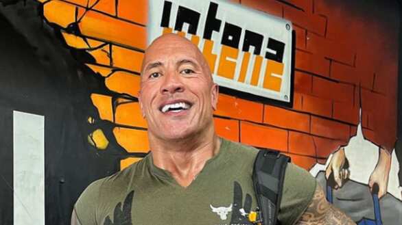 "Hasta con una botella de tequila salí": Andrea Legarreta presume fotografía junto a "La Roca" luego de entrevistarlo