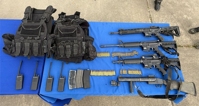 Tres policías y un militar en servicio pasivo fueron detenidos por tráfico de armas en Camilo Ponce Enríquez. Foto: Policía Nacional