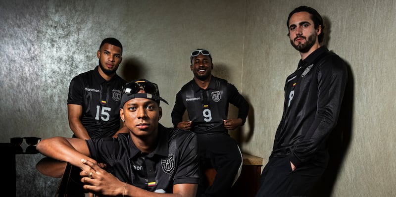 La indumentaria conmemorativa diseñada por Marathon Sports retoma el color negro