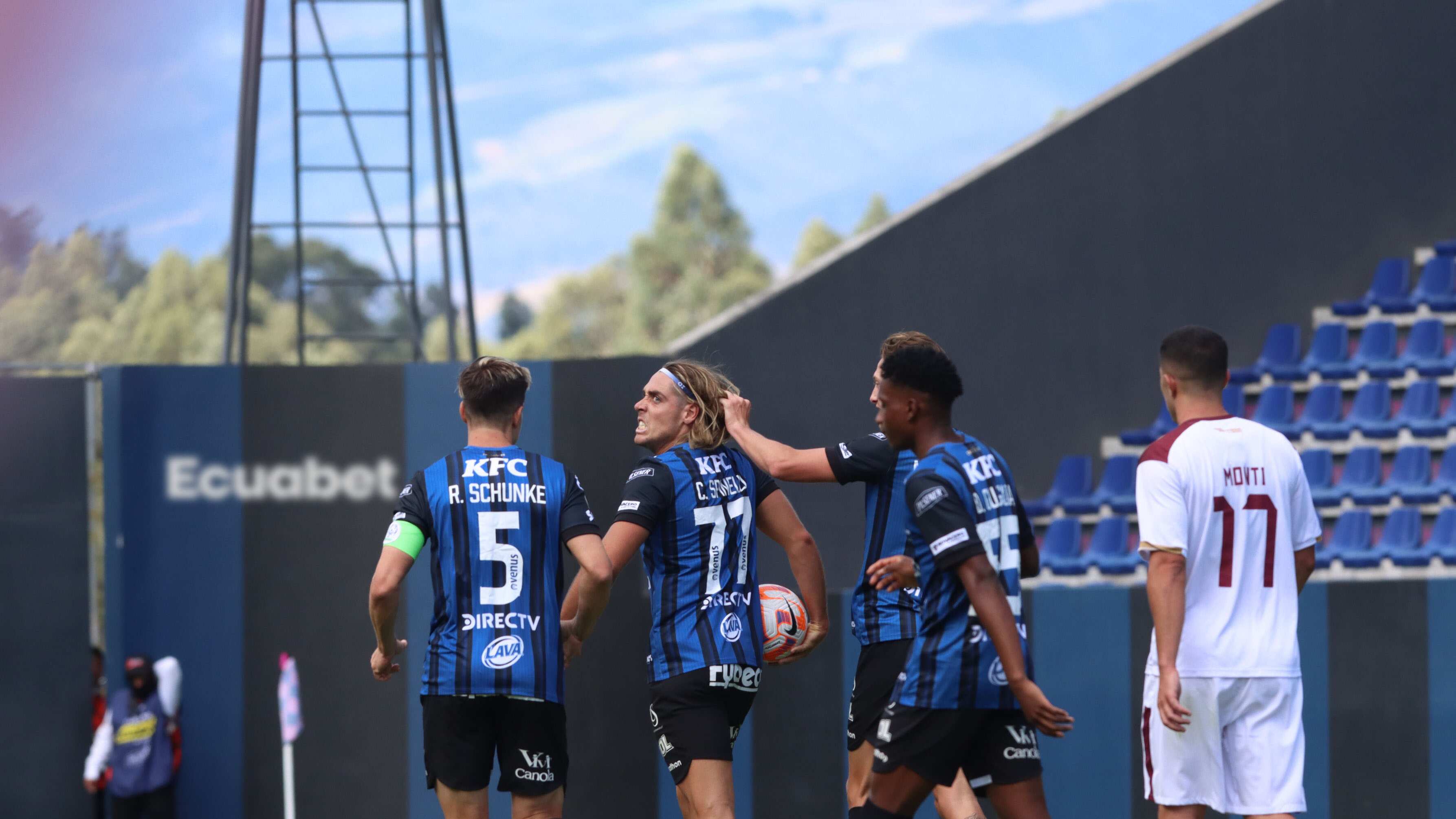 Claudio Spinelli festeja su gol ante Vinotinto