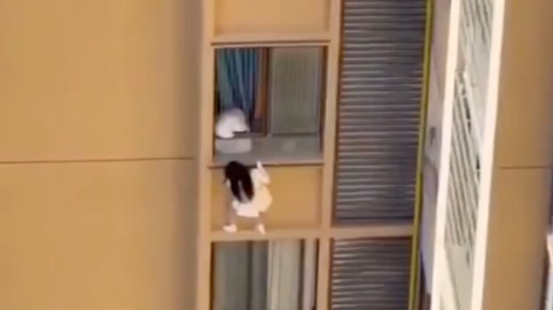 Intento de huida peligrosa para evitar ser descubierta en infidelidad