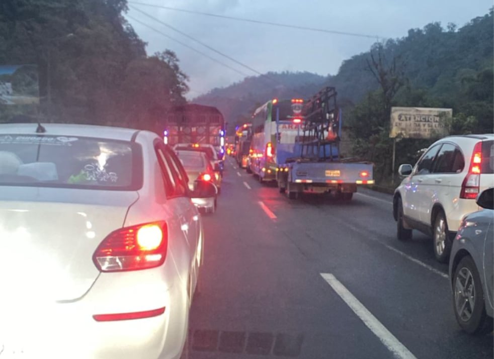 Caos vial en 15 provincias por deslizamientos y trabajos de mantenimiento